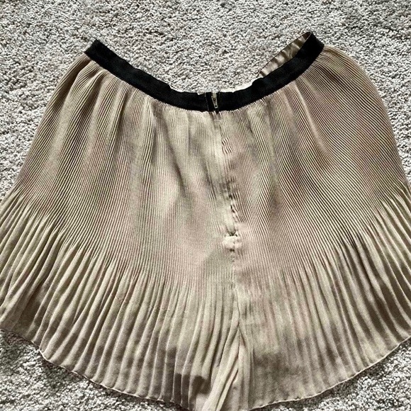 🌾 2/$25 dressy pleated shorts - Picture 5 of 9